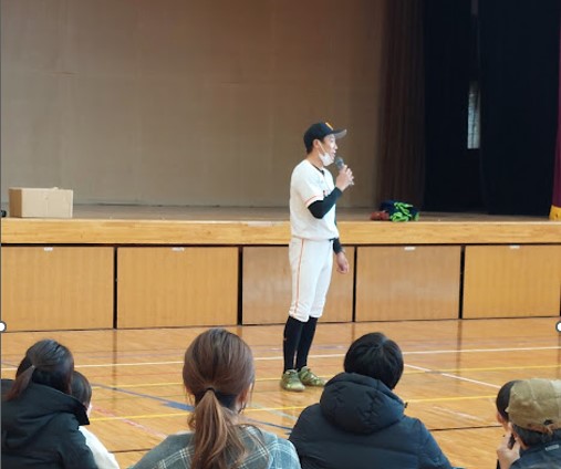 子どもたちからの質問に答える元プロ野球選手