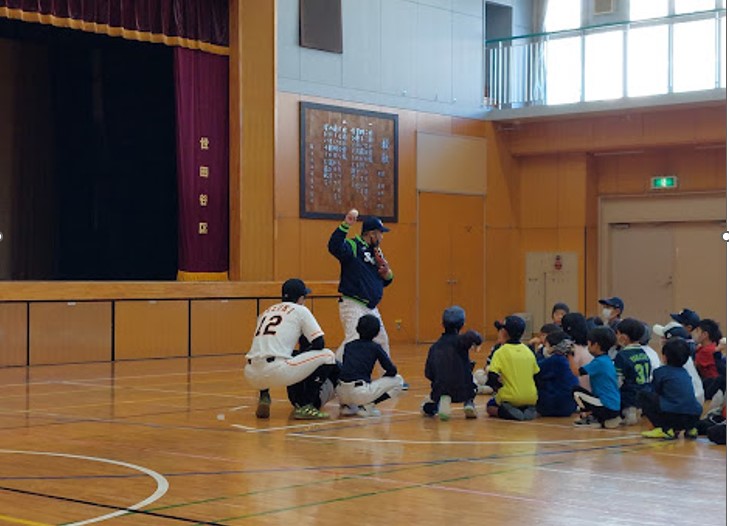 子どもたちからの質問に答える元プロ野球選手