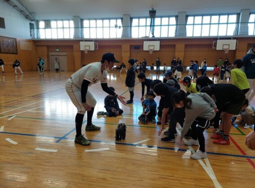 元プロ野球選手に直接指導してもらう子どもたち